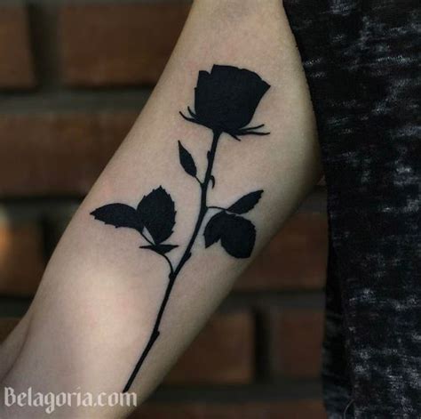 rosa negra tatoo|Tatuajes de rosas negras: significado y recopilación de diseños